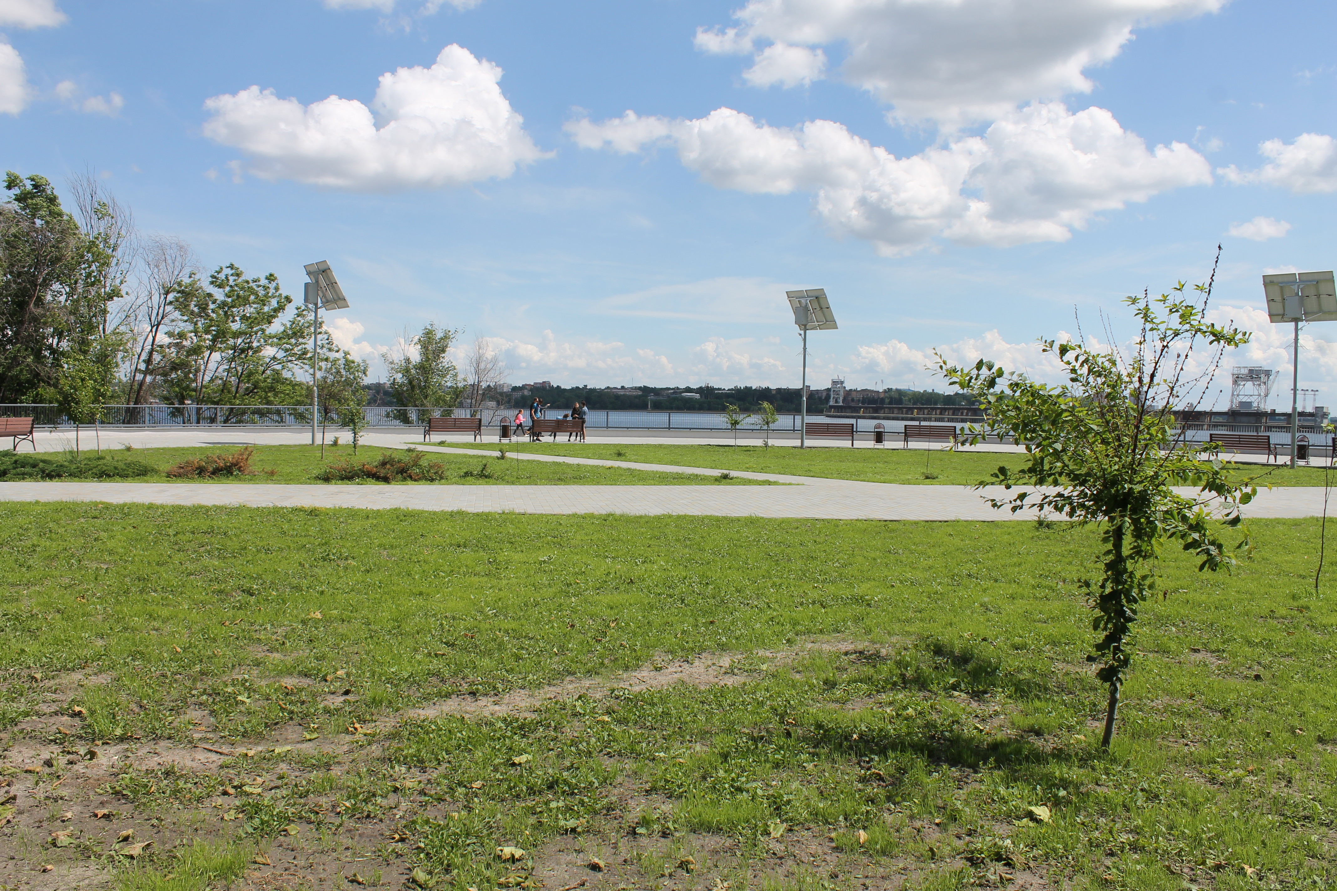 Лифт, душ и велопарковки: как изменился Правобережный пляж после реконструкции (фото)