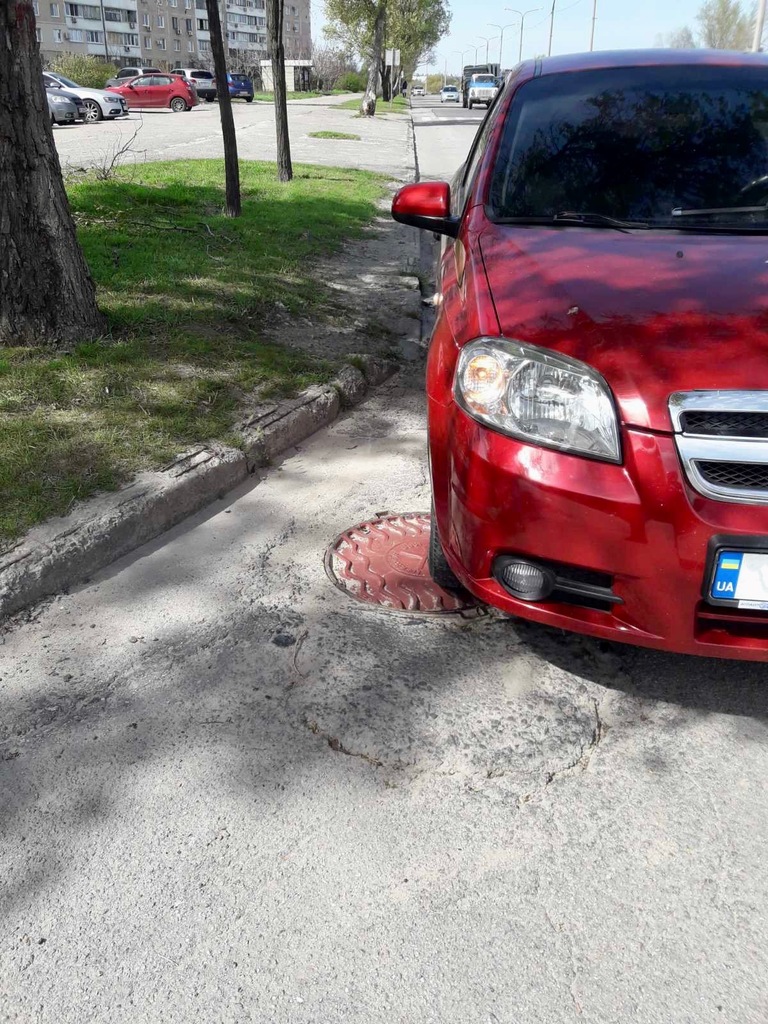 Паркуватися на червоних люках чи близько до них у Запоріжжі заборонено - || фото: vodokanal.zp.ua/