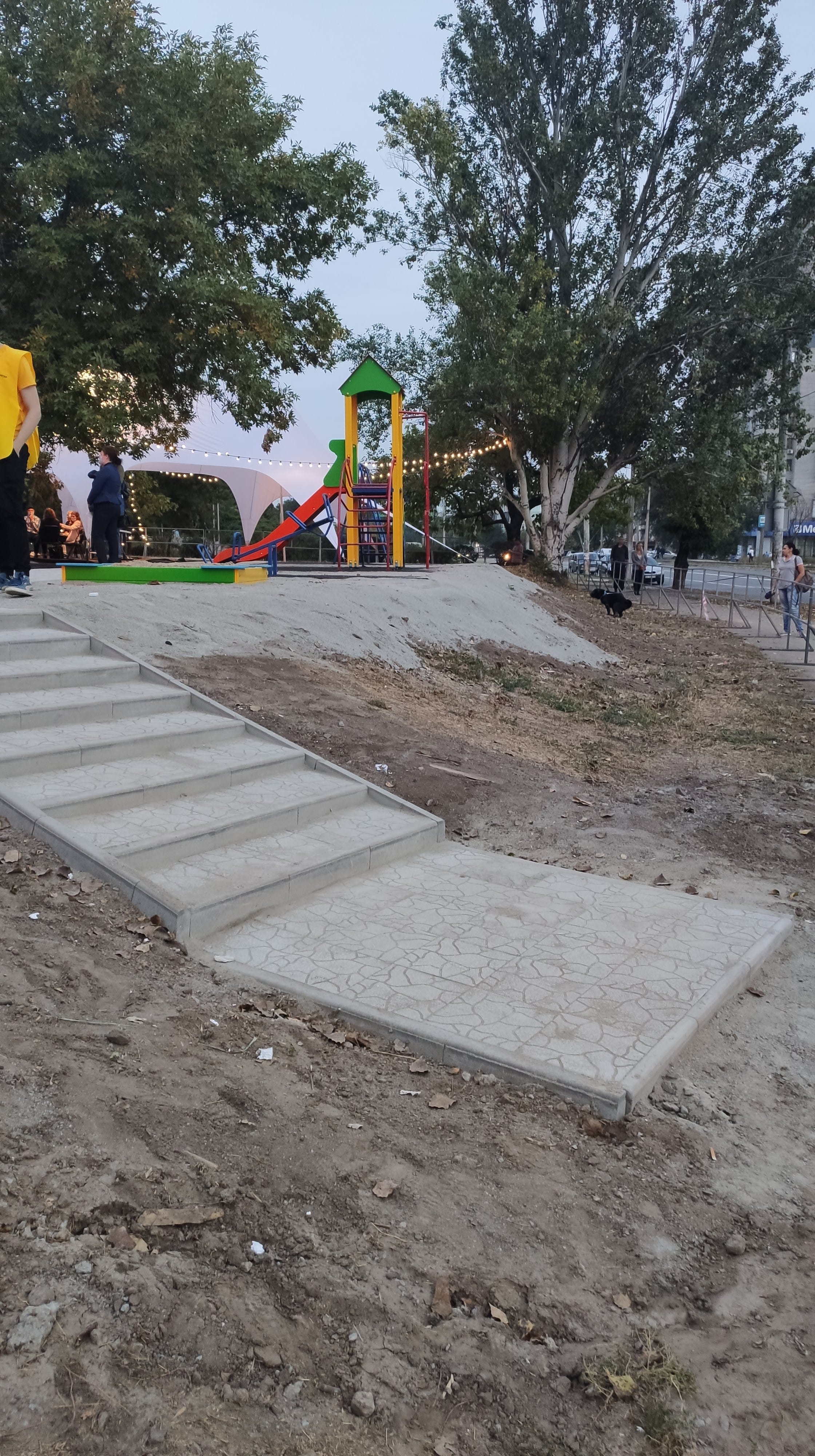 К сожалению, не все горожане с уважением относятся к новому пространству