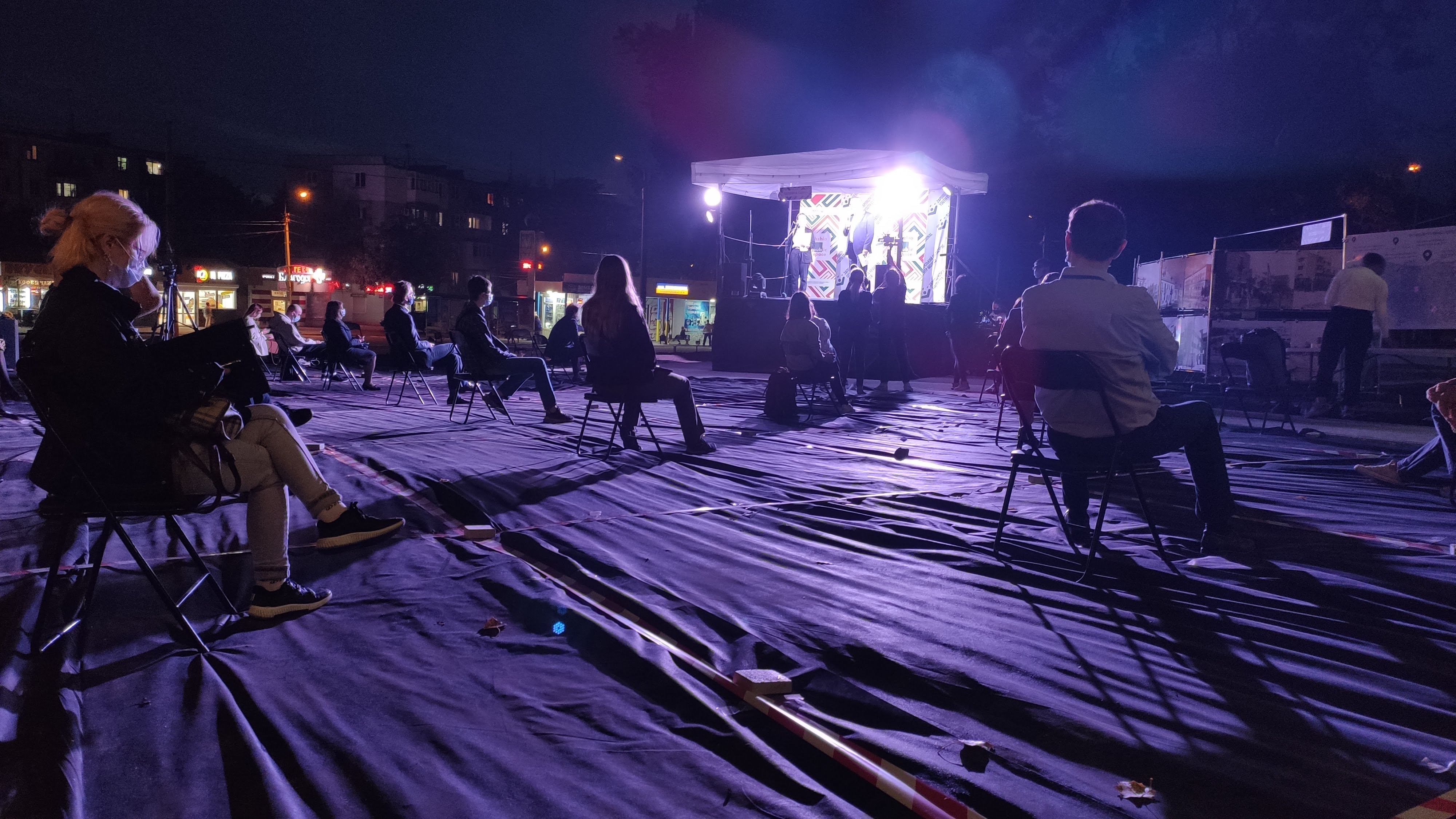 Между стульчиками не меньше полутора метров