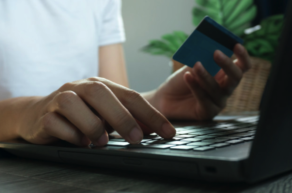 Продавец просит деньги, а товар не отправляет / freepik.com