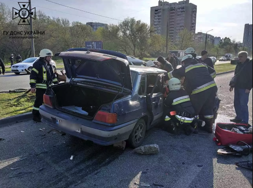 В Запорожье на Набережной произошло серьезное ДТП: среди пострадавших подростки || - фото: dsns.gov.ua