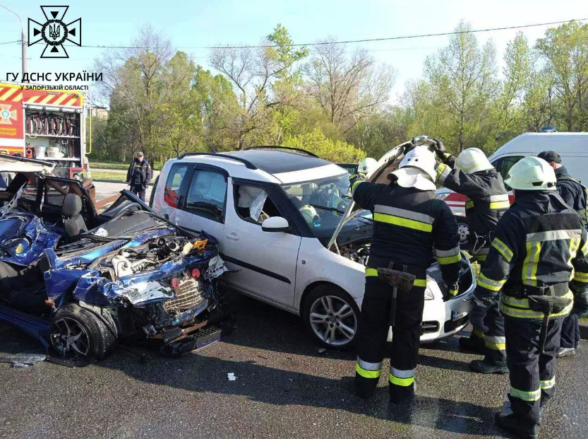 В Запорожье на Набережной произошло серьезное ДТП: среди пострадавших подростки
