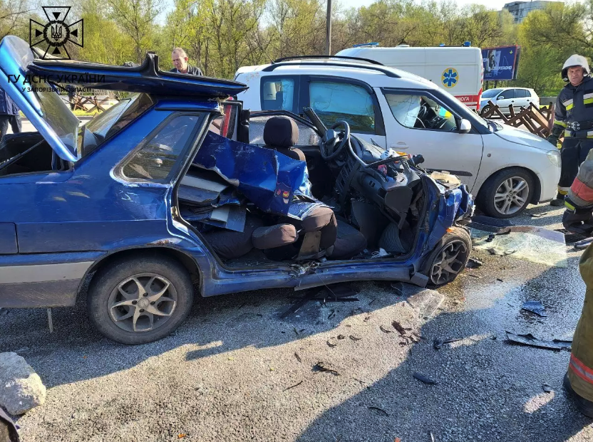 В Запорожье на Набережной произошло серьезное ДТП: среди пострадавших подростки || - фото: dsns.gov.ua