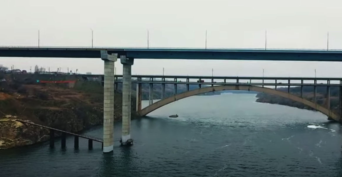 Победа года: новый запорожский мост попал в новогоднее поздравление президента (видео) фото 1