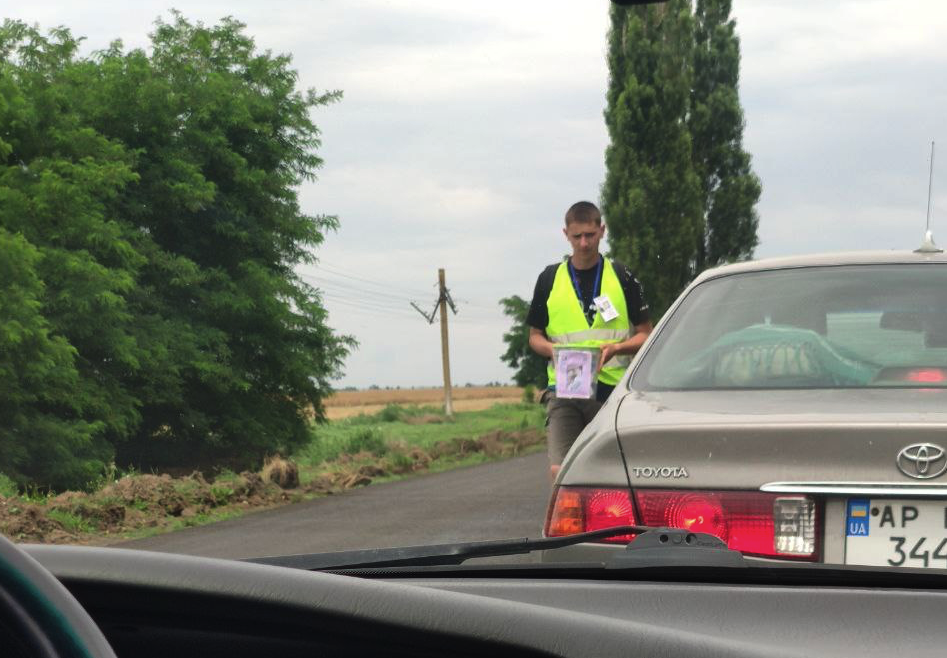 На трассе в Кирилловку у водителей просят деньги / фото: ВГороде