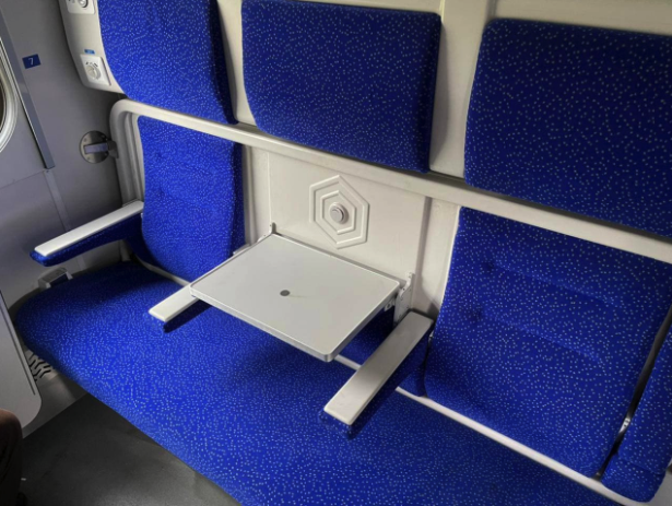 Есть откидывающиеся столики / фото: Укрзализныця