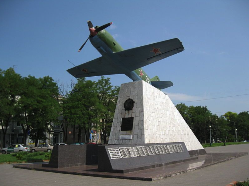 Памятник советским летчикам в Запорожье / фото: igotoworld.com