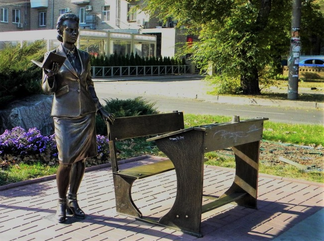 Скульптура учительницы в Запорожье / фото: zruchno.travel