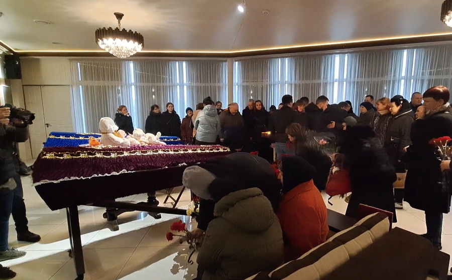 В Запорожье попрощались с молодой семьей, которая погибла в результате ракетного удара - || фото: ukrinform.ua