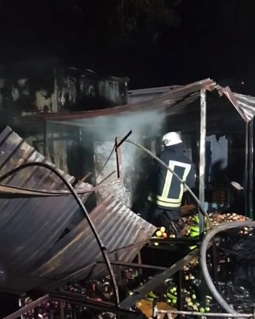 Пылают киоски: в Запорожье горит Крытый рынок фото 1