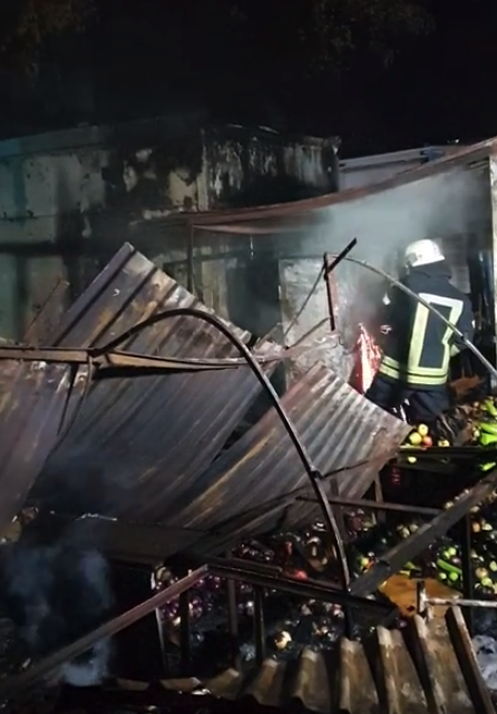 Пылают киоски: в Запорожье горит Крытый рынок фото 2 1