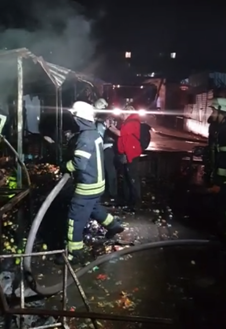 Пылают киоски: в Запорожье горит Крытый рынок фото 3 2