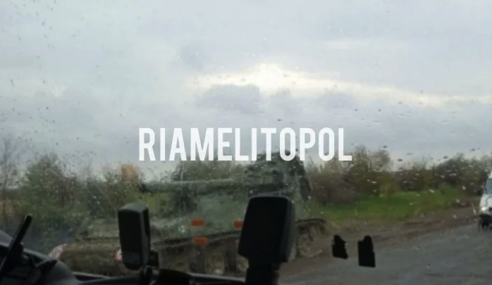 Оккупанты перебрасывают военную технику с ракетами на Запорожское направление - фото