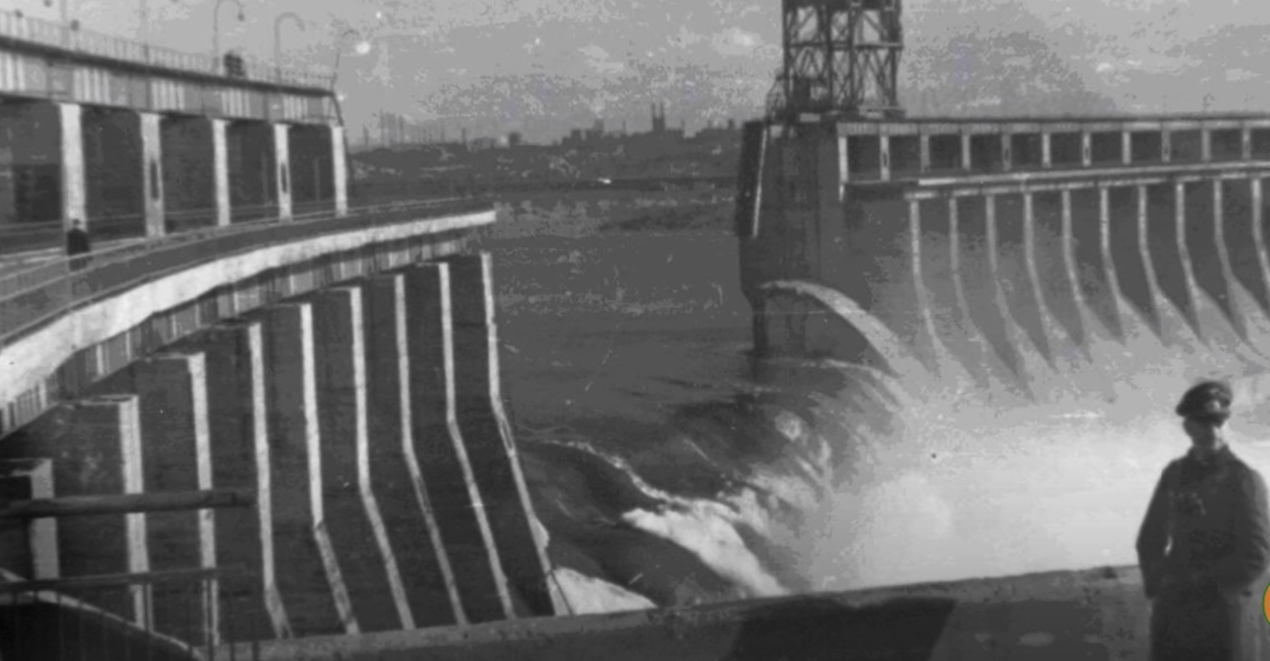 Руйнування греблі ДніпроГЕС у 1941 році -