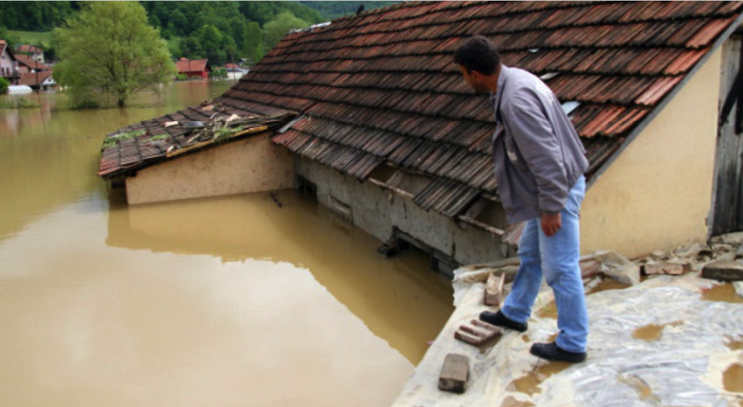 Людина на даху ховається від повені –