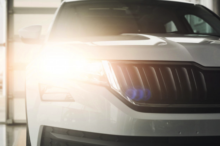 С 1 октября надо включать фары на трассе / фото: freepik.com