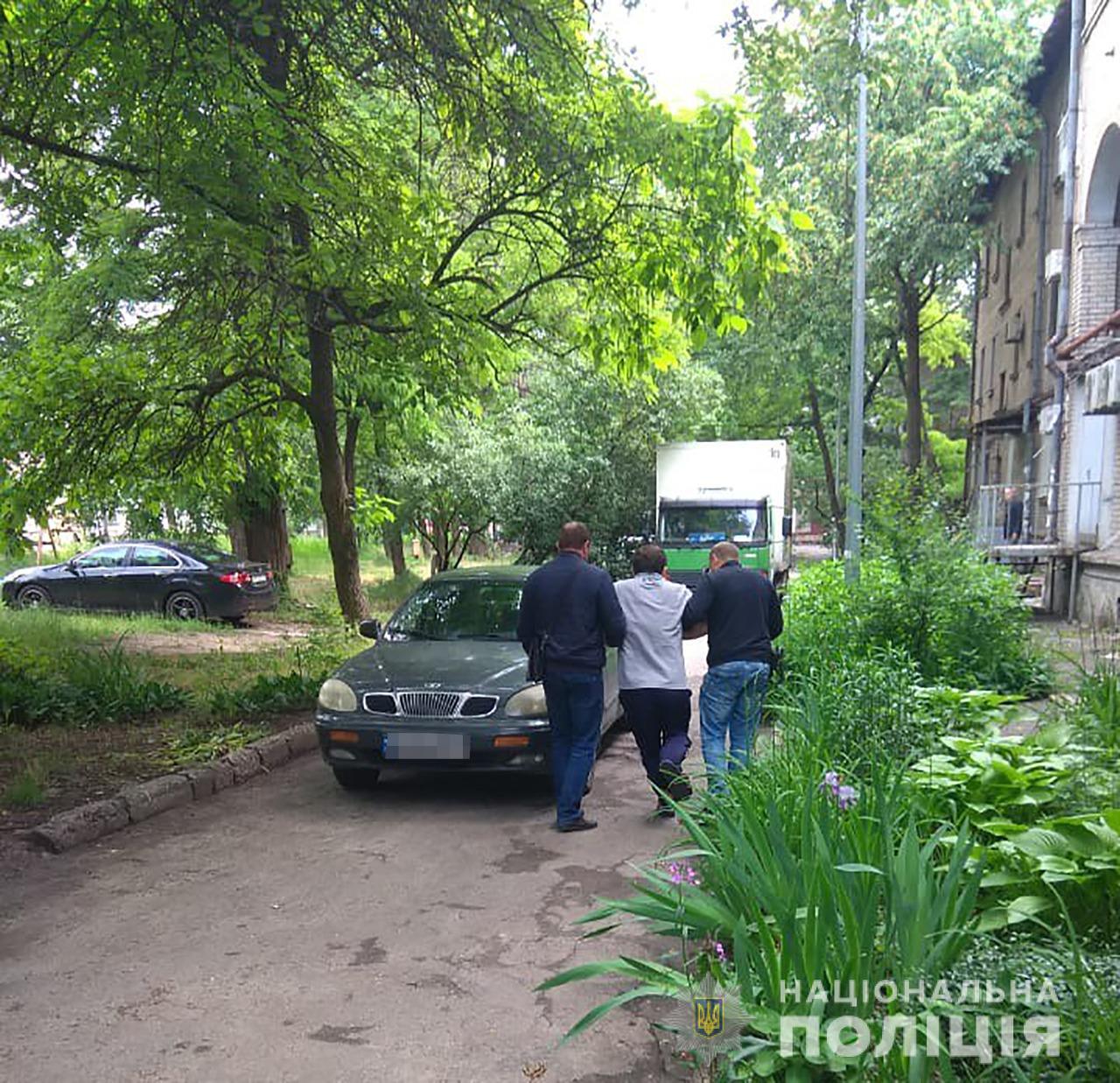 Экс-чиновника задержали во дворе на БШ / фото: ГУНП Запорожской области