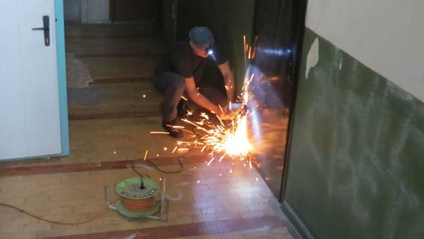 Працівники компанії в присутності правоохоронців та свідків відкривають двері для проведення ремонту