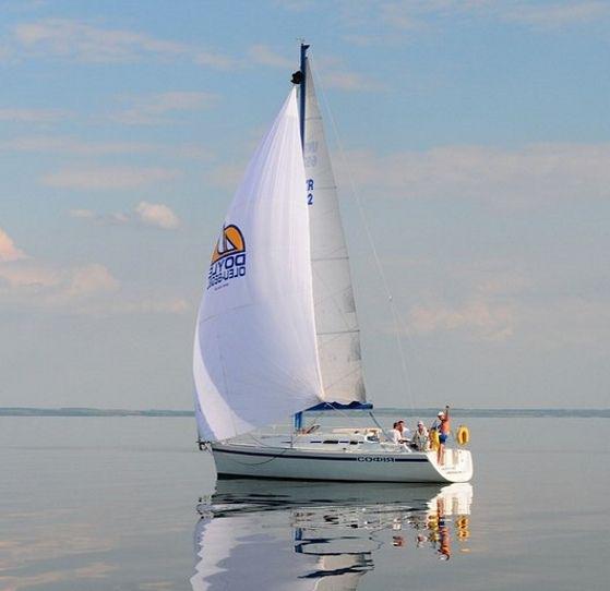 Катание на яхте по Днепру в Запорожье / фото: kava.ua