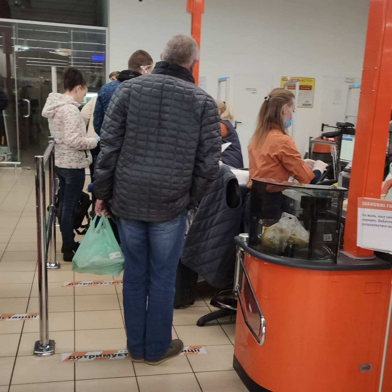 На полу нарисованы ограничения, за которые нельзя заходить / фото: Vgorode