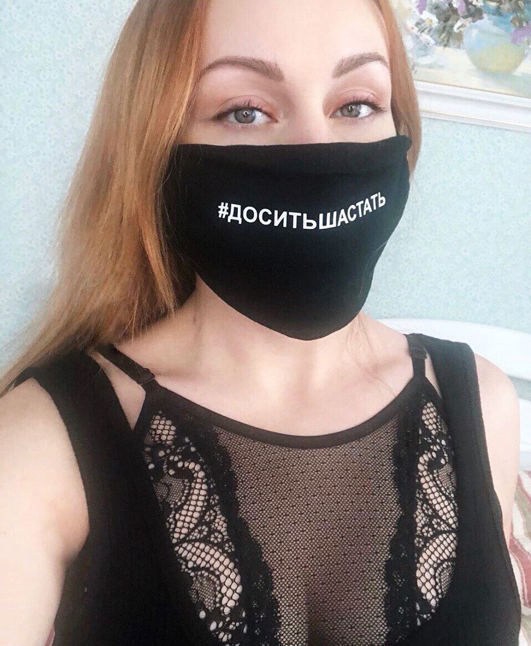 Певица старается сидеть дома, хотя на радиэфиры еще приходит