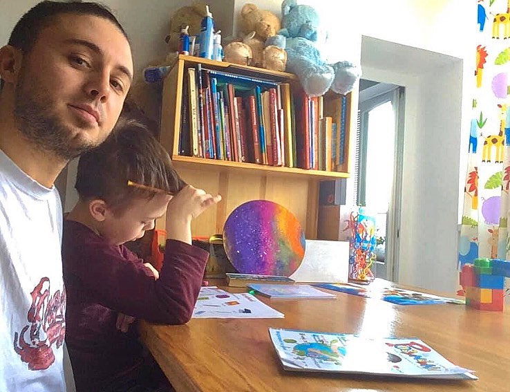 Тарас Тополя занимается уроками со старшим сыном