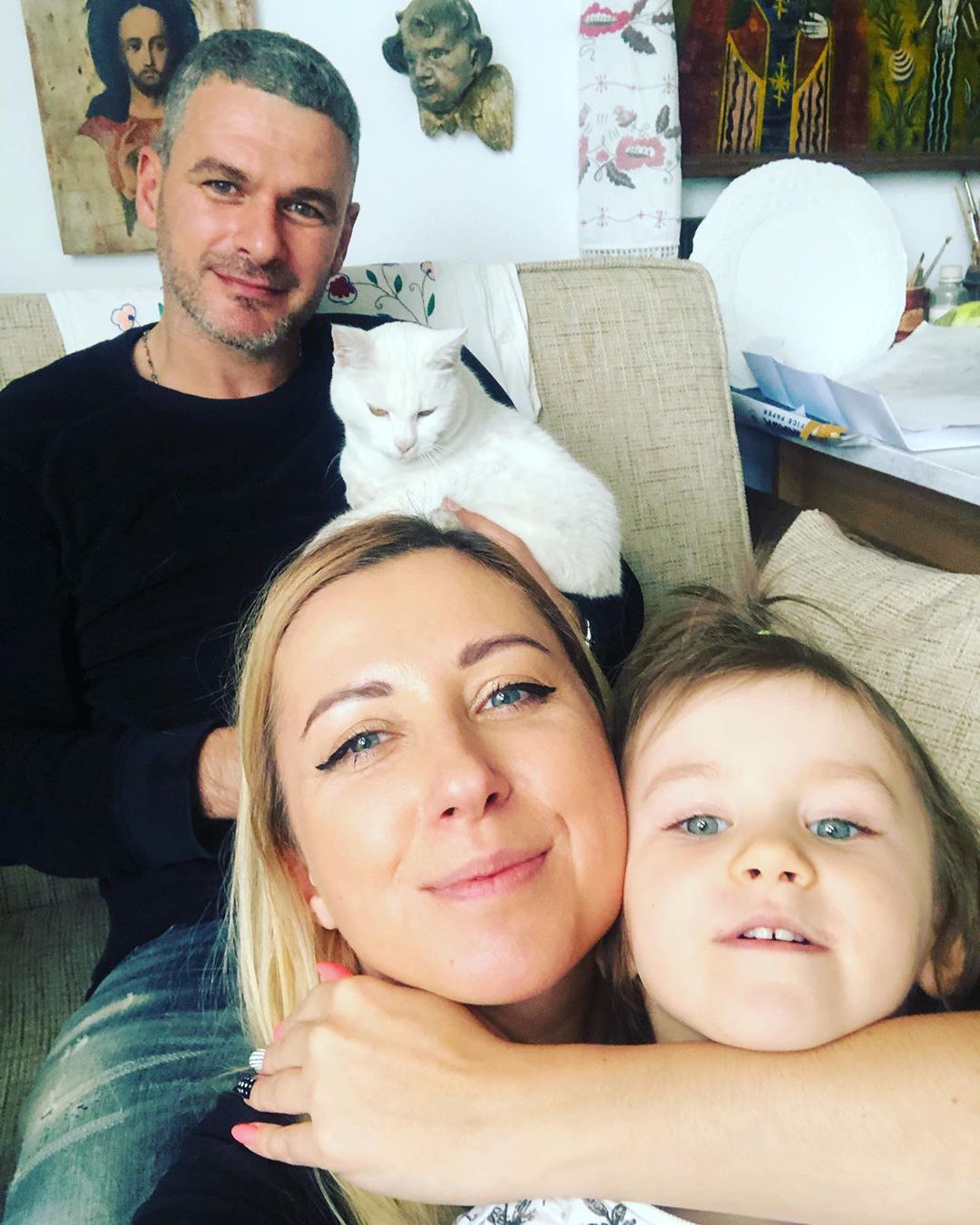 Пока концертов нет, Арсен с семьей ведет прямые эфиры в Instagram