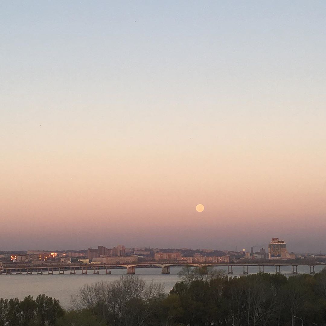 На закате луна в Днепре действительно была розовой / фото: Insta @face.e.t