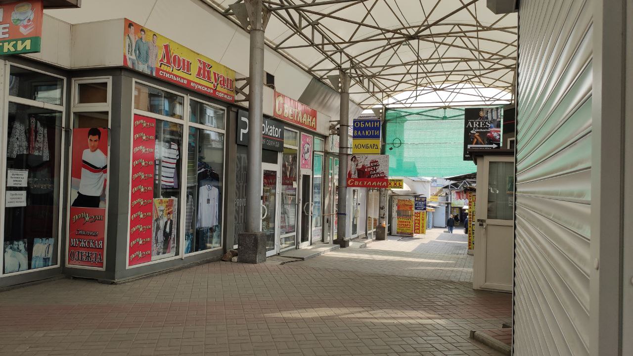 Кажется, будто магазины работают, но двери везде закрыты / фото: Vgorode