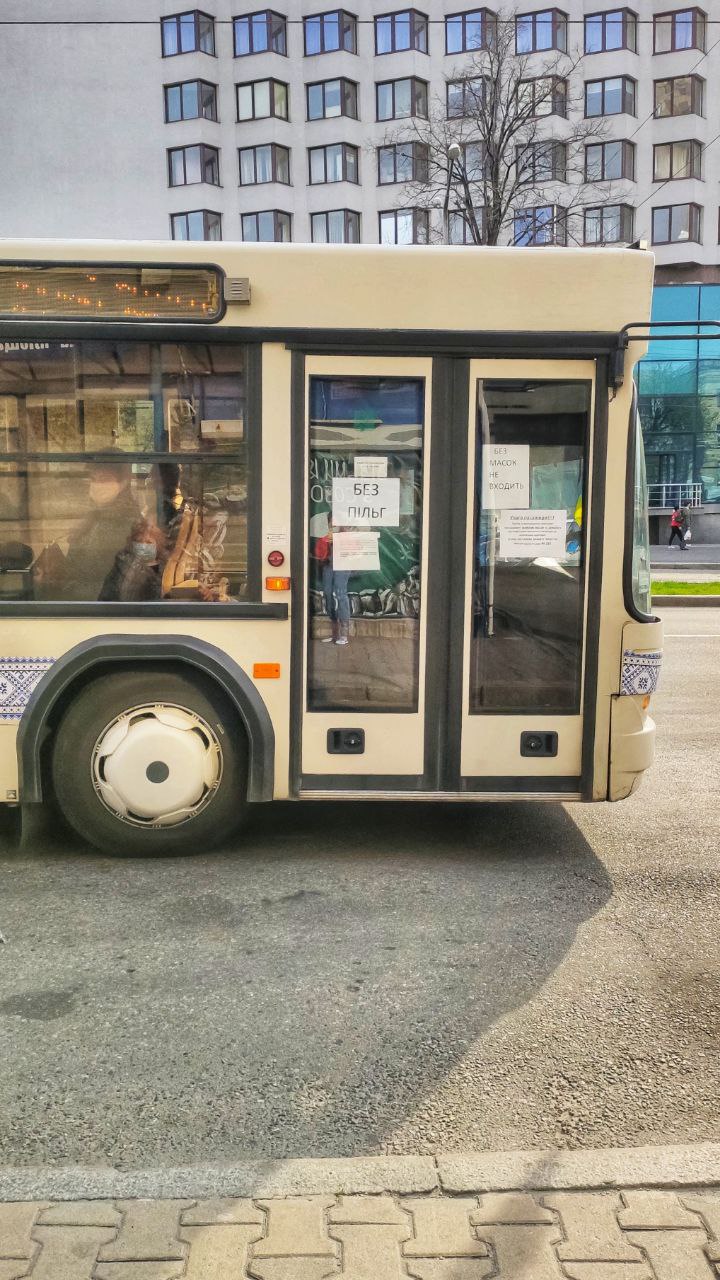 Вот такие таблички повесили на автобусах