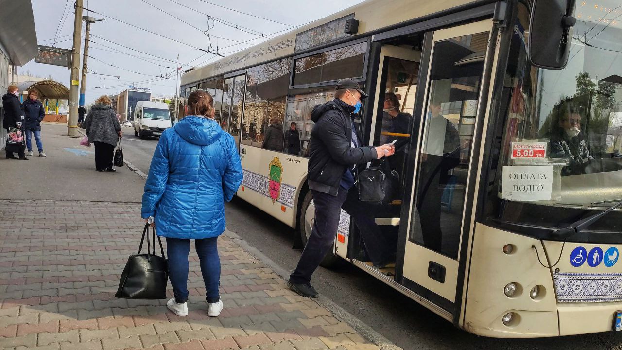 На входе все показывают водителям справки