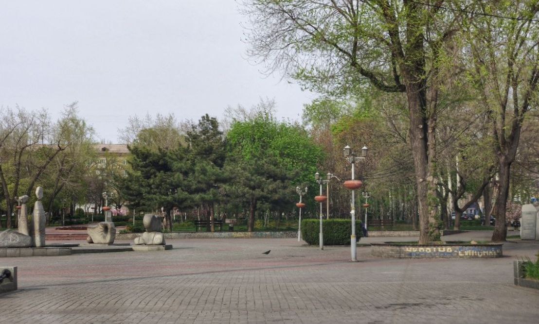 А вот на площади Маяковского гуляют только голуби 