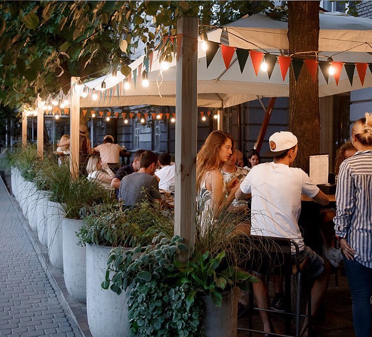 Летняя площадка ресторана "Усатый кролик" / фото со страницы заведения в Инстаграм