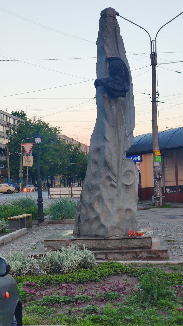 Памятник Пушкину в Запорожье / фото: Vgorode