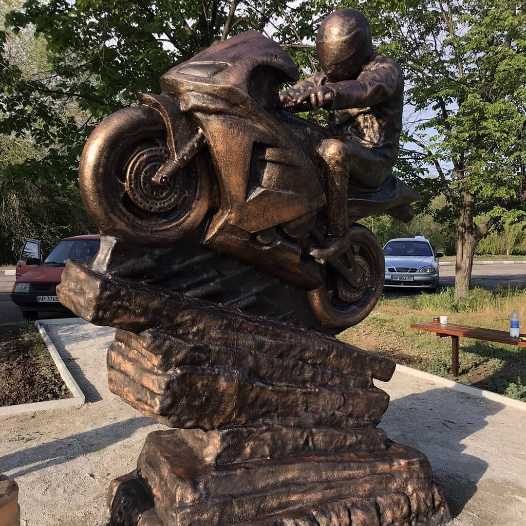 Памятник мотоциклу / фото: @edinoe_moto_zp