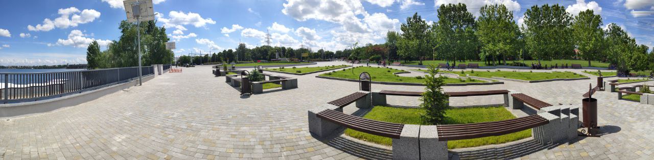 Панорамный снимок части площади у Правобережного пляжа