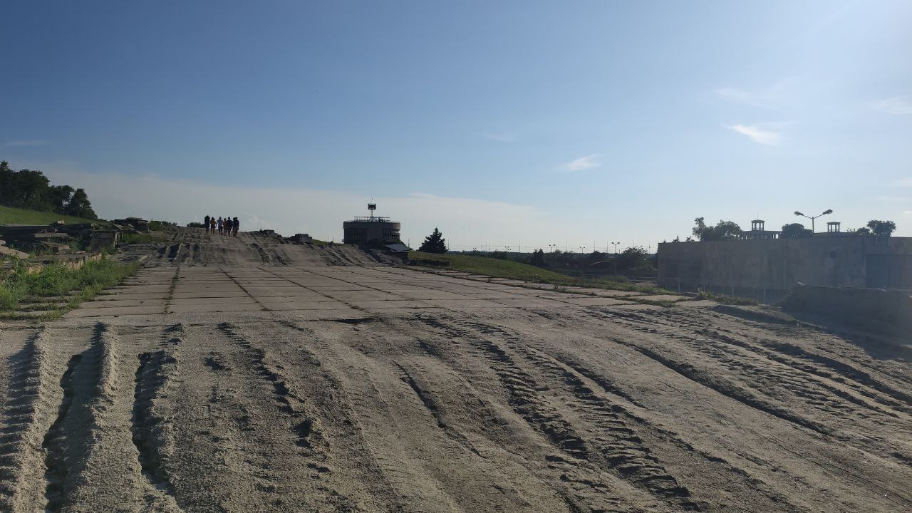 Покрытие пока не уложили / фото: Vgorode