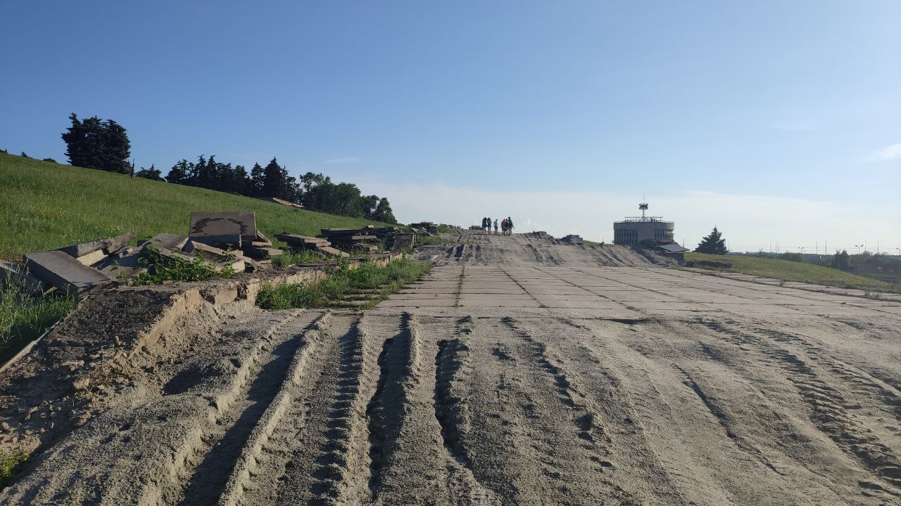 На площади Запорожской демонтировали ступеньки / фото: Vgorode