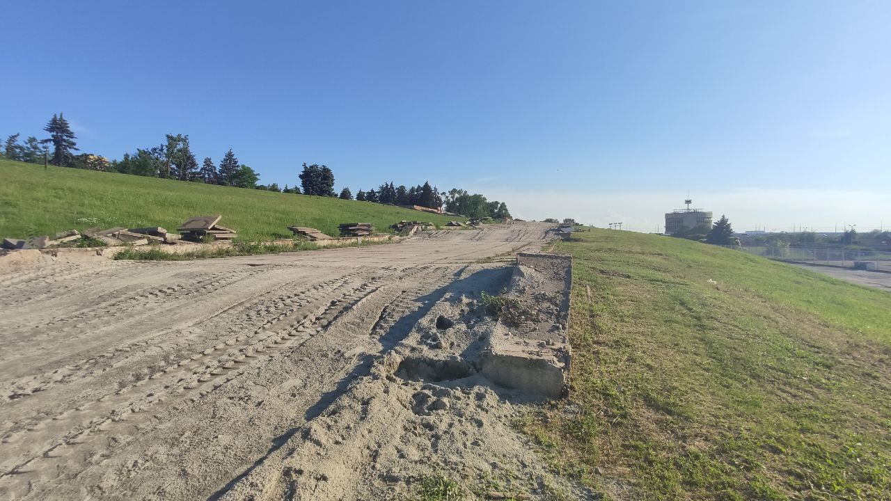 Плиты пока не убрали, так что детей лучше не пускать туда гулять, это может быть опасно