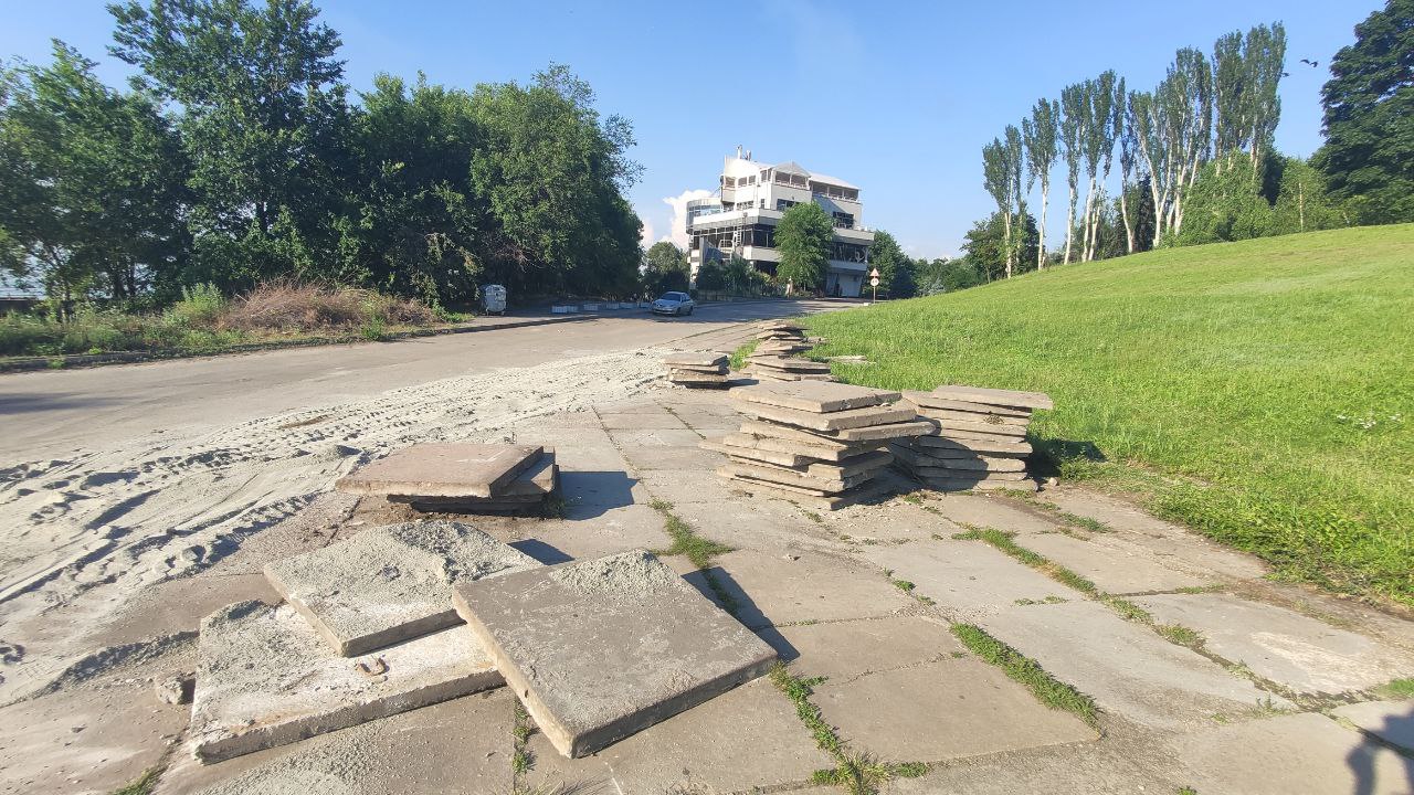 Со стороны "Платинума" тоже снимают плиты