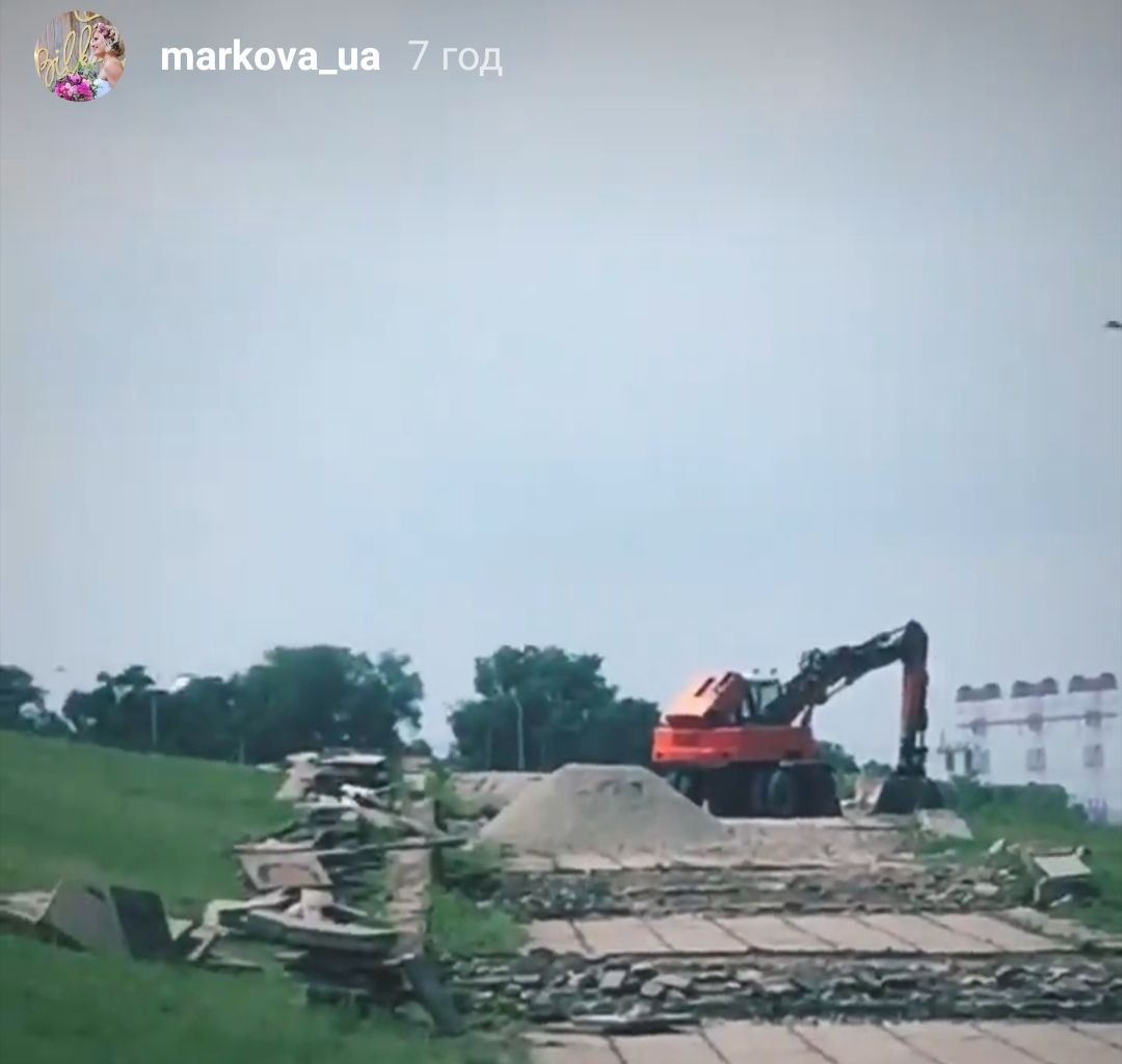 На площади заметили экскаватор / фото: @markova_ua