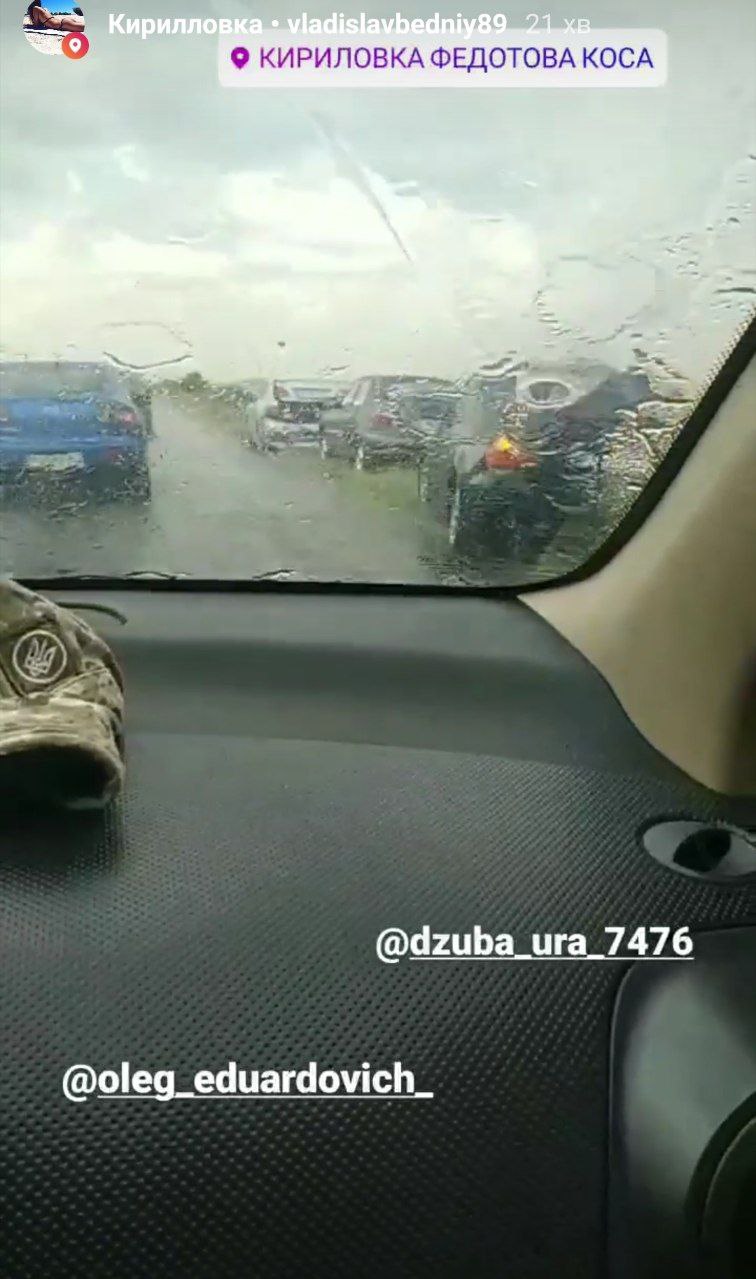 Из-за дождя многие стоят на обочине и ждут