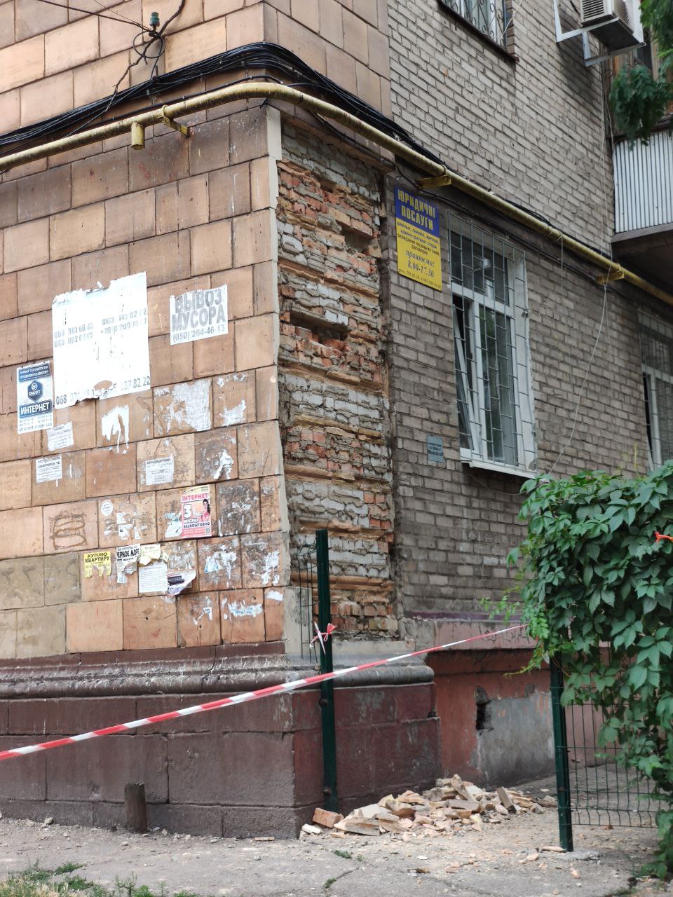 С фасада частично сняли плитку / фото: Vgorode