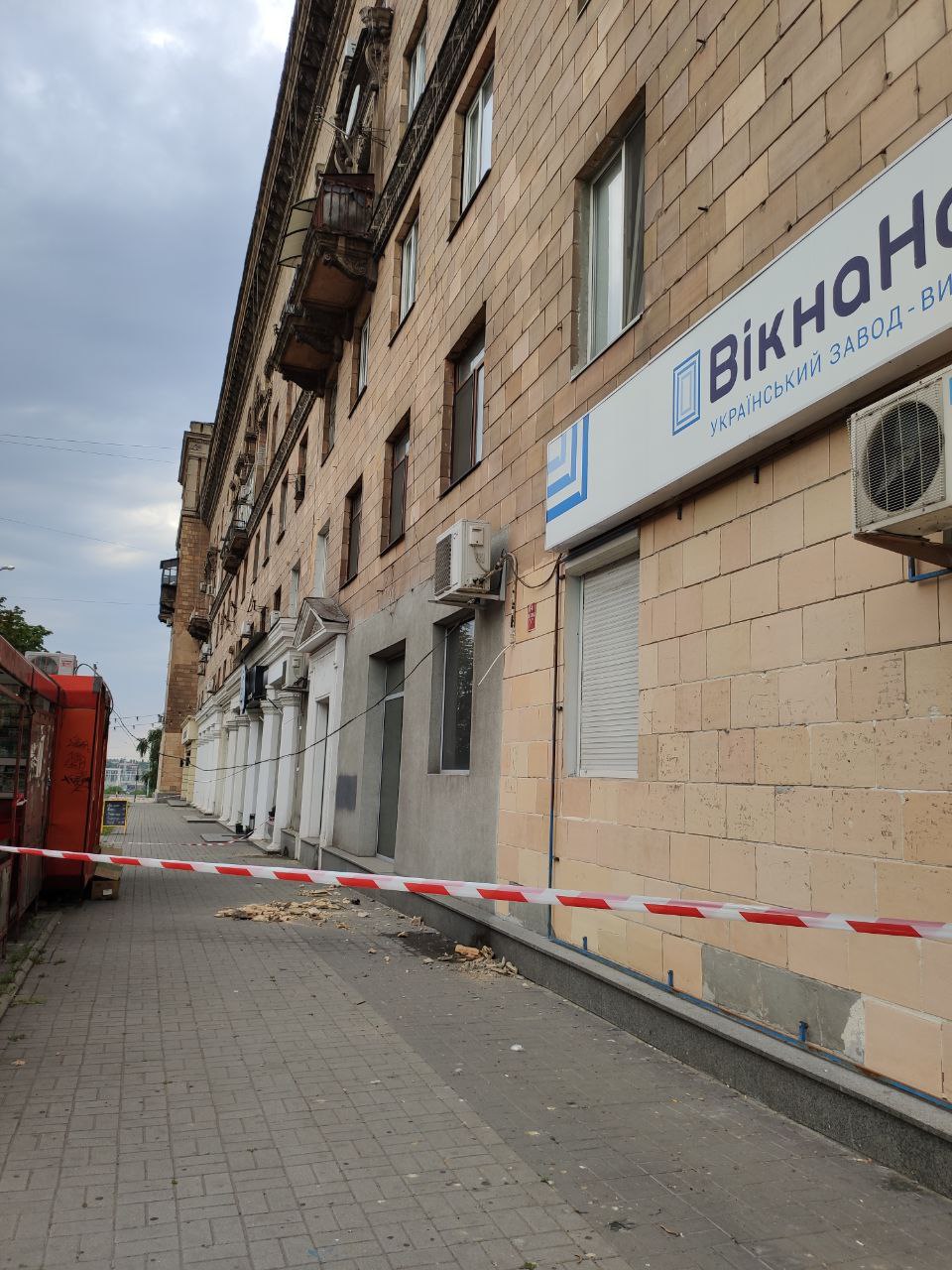 Сейчас места, где обваливается штукатурка, ограждены / фото: Vgorode
