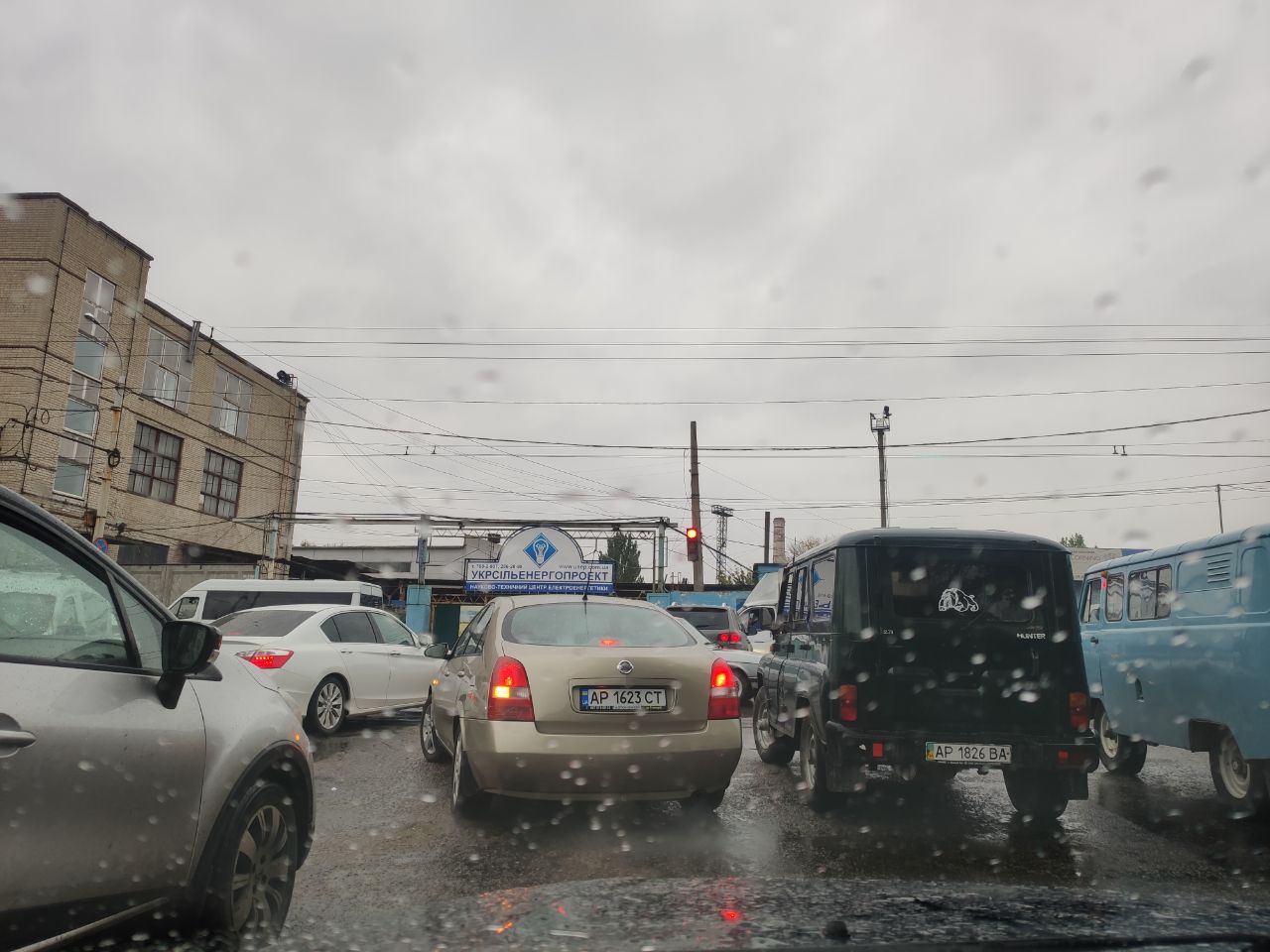 Пробки при въезде на плотину в Запорожье / фото: Vgorode