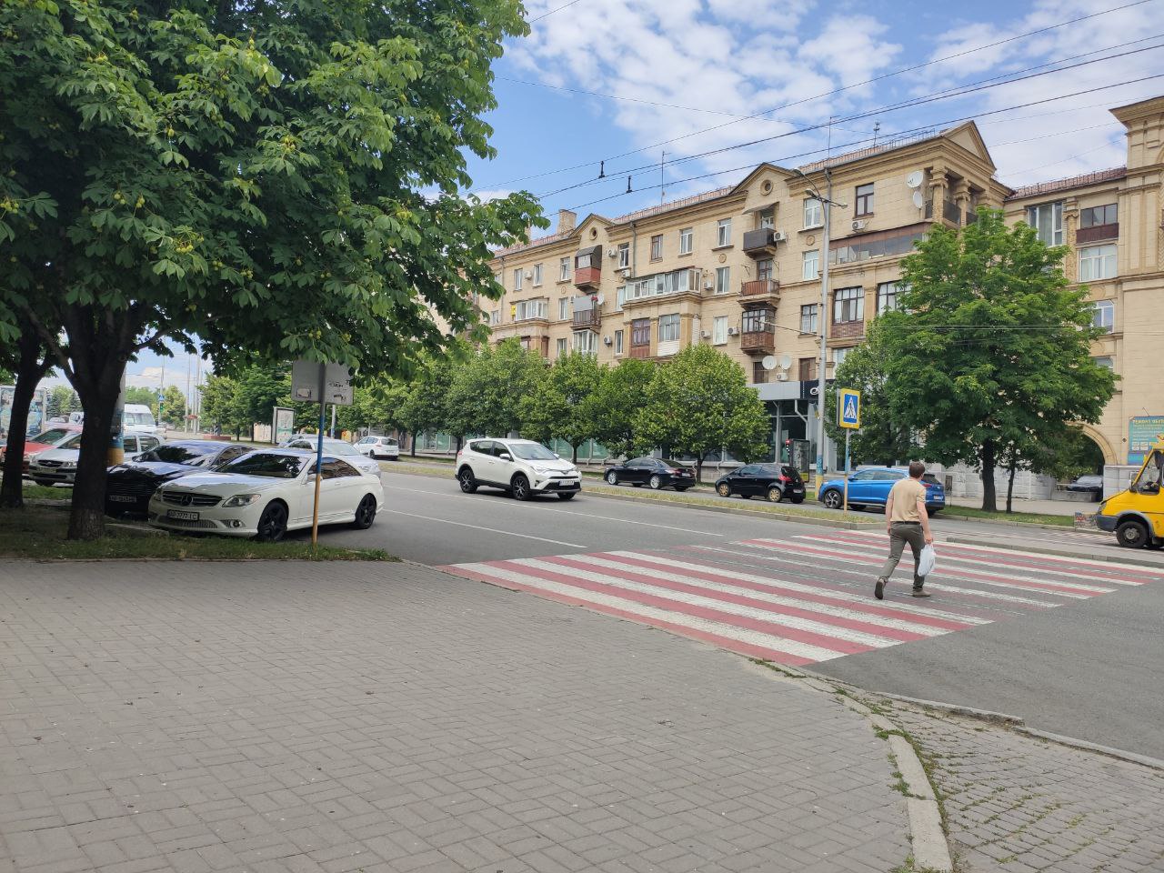 Парковочный карман сильно близко к зебре