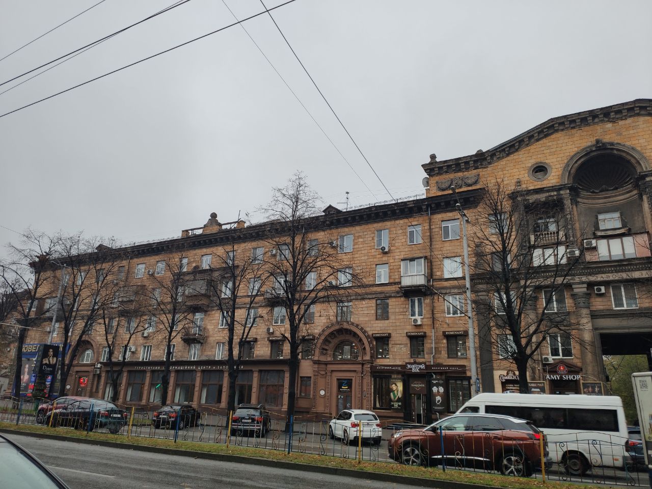 Год назад большинство заведений в этом дома были уже с красивыми вывесками / фото: Анна Покровская