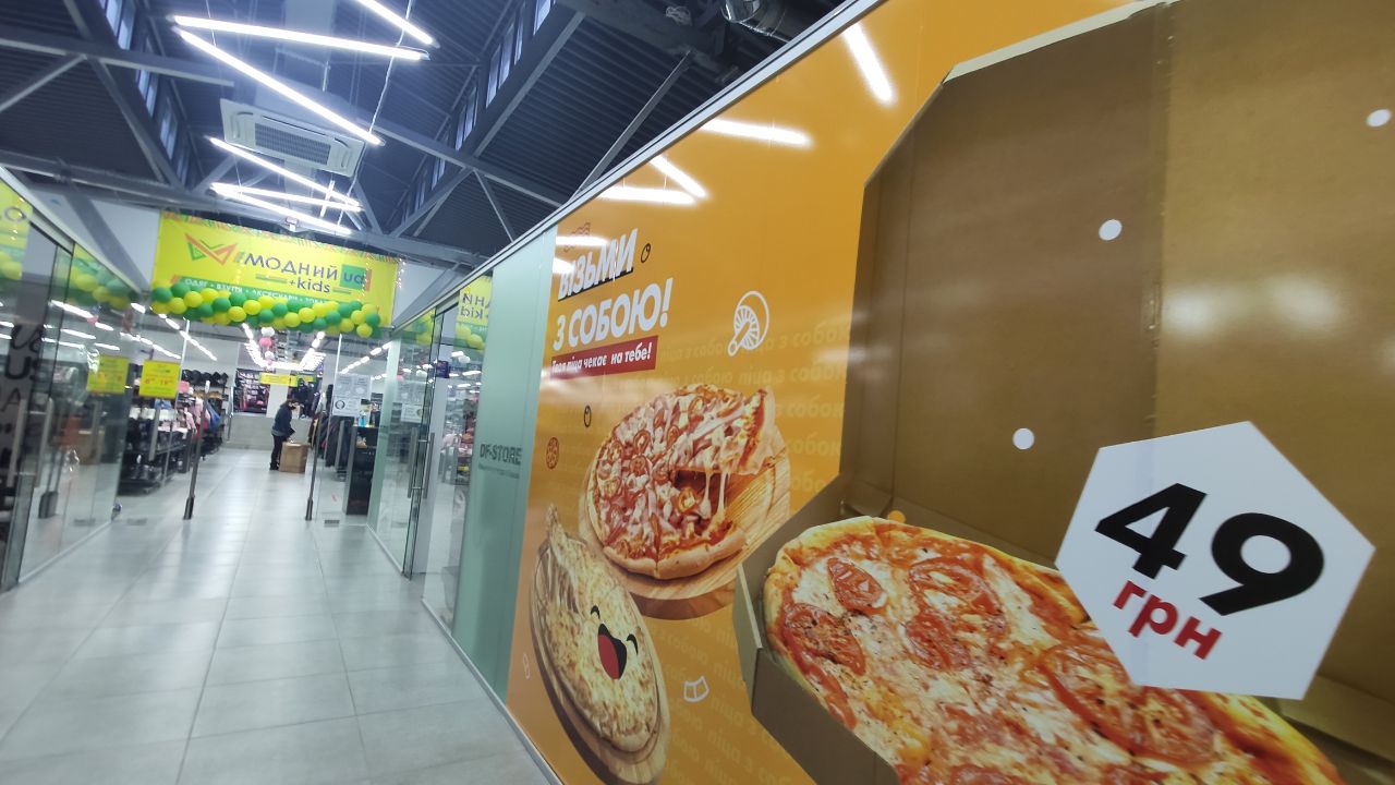 В новом ТЦ продают пиццу и суши / фото: Vgorode