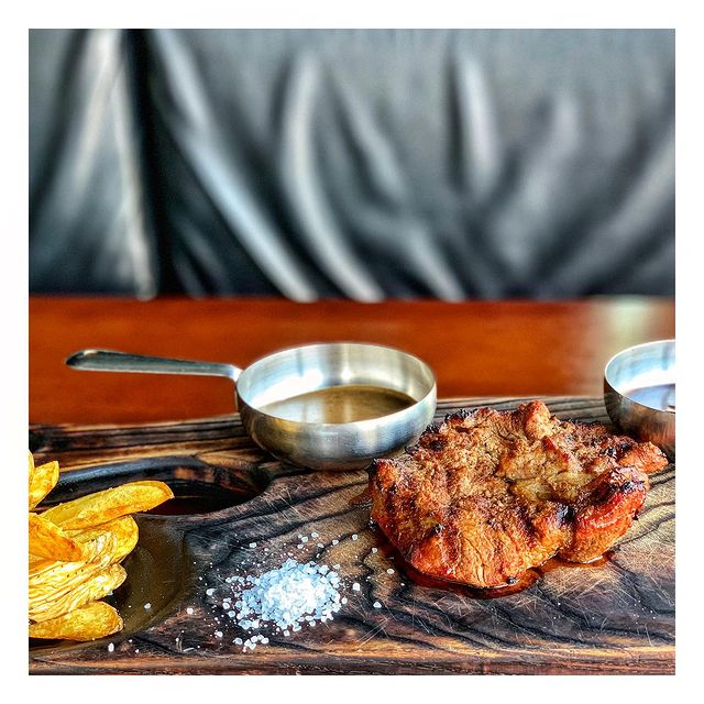 Стейк из свиного ошейка / фото: @jobs_cafe